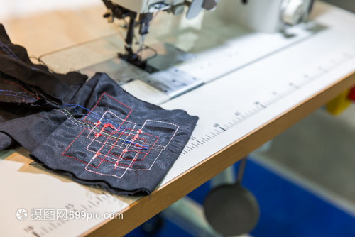 缝纫机在裁剪车间特写没人服装厂面料生产缝纫制造针线工艺